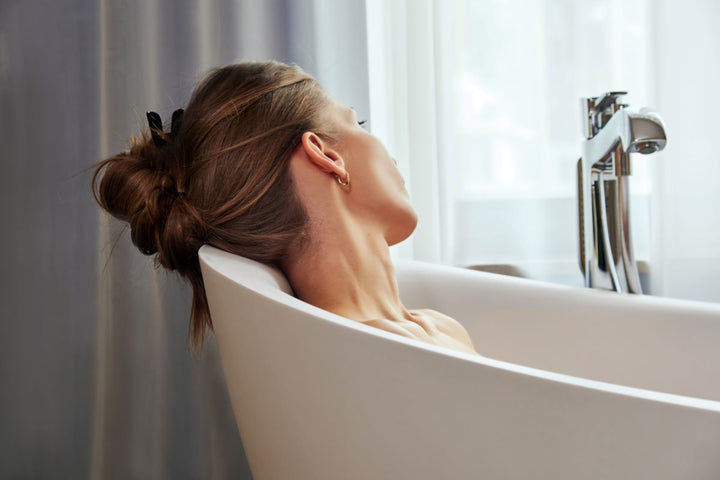 Lillian Wht Freestanding AquateX Bathtub